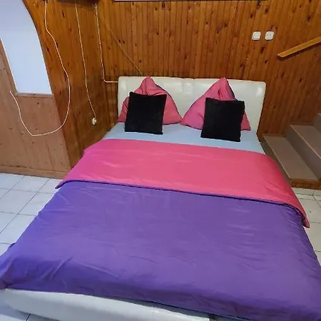 Διαμέρισμα Tom Apartmans 2 *