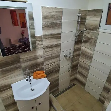 Tom Apartmans 2 *